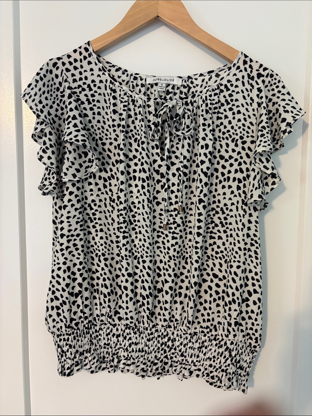 Rose & Olive White Flutter Sleeves Blouse, Size M